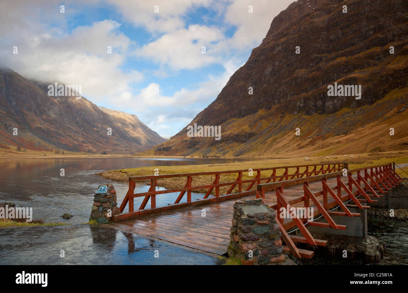Glen Coe und Brücke über Loch Achtriochtan die Eagach Ridge die schottischen Highlands, Schottland, UK, GB, EU, Europa Stockfoto