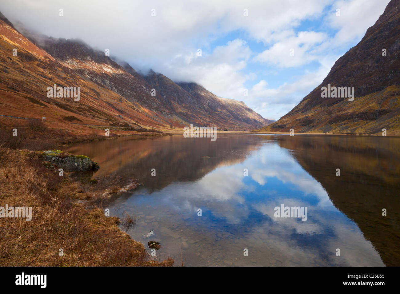 Glen Coe Loch Achtriochtan Reflexionen der Grat Eagach der schottischen Highlands, Schottland, England, GB, EU, Europa Stockfoto