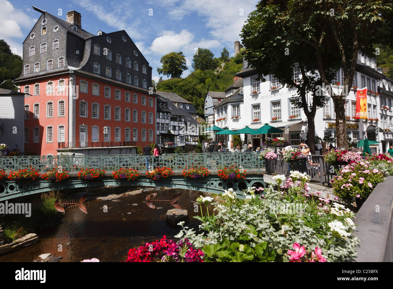 Brücke über den Fluss Rur und Rotes Haus (Red House) in der Altstadt von Monschau, Deutschland. Stockfoto