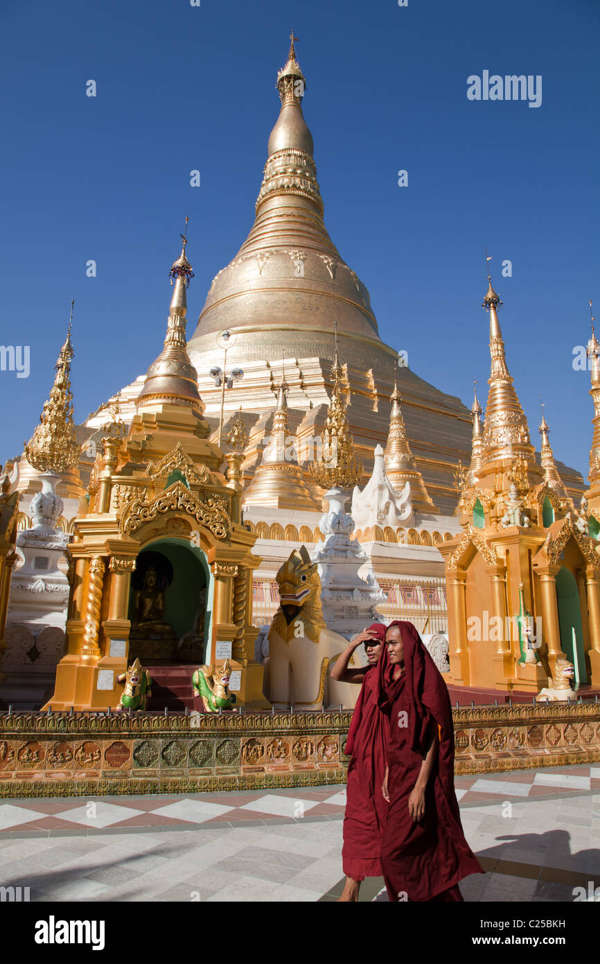 Der größte buddhistische Tempel Shwedagon-Pagode mit walking Mönche, Rangun, Burma. Stockfoto