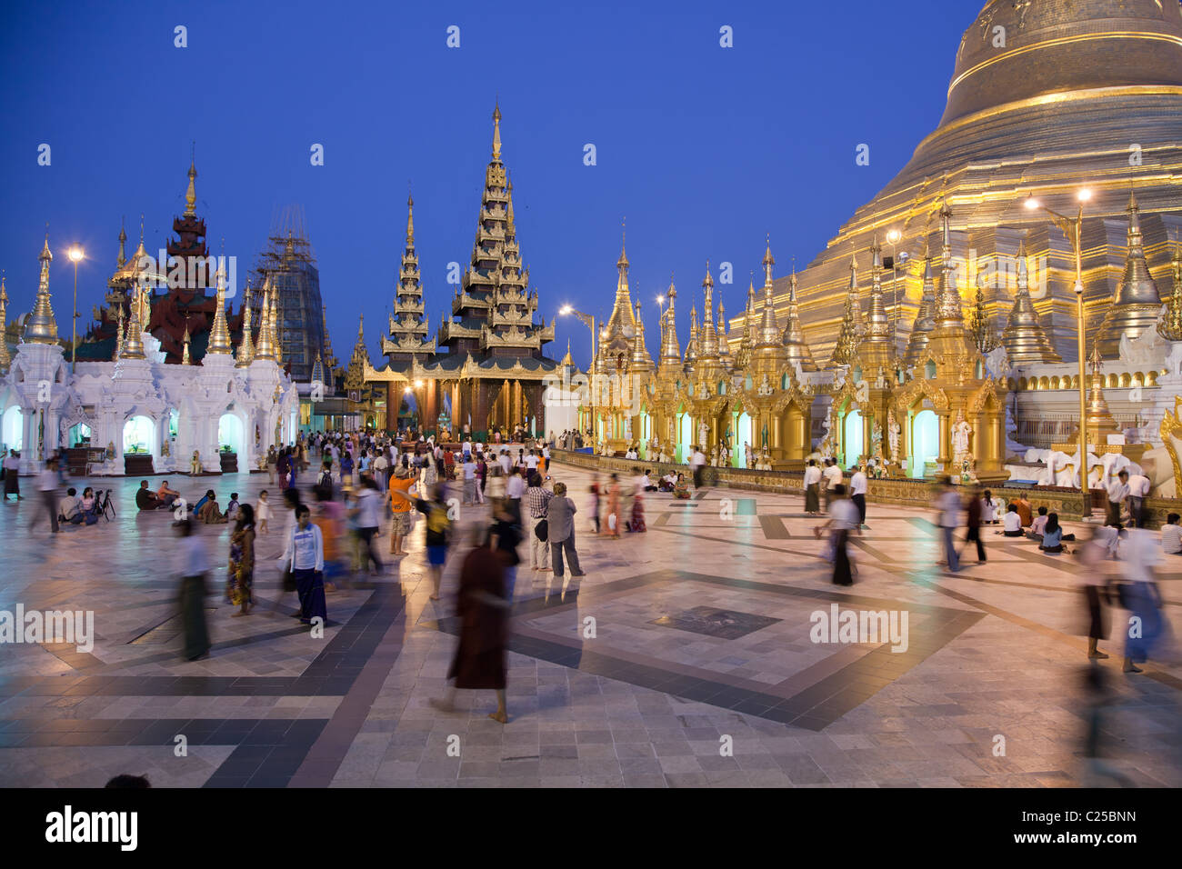 Der größte buddhistische Tempel Shwedagon-Pagode mit Wander- und betende, Rangun, Burma. Stockfoto