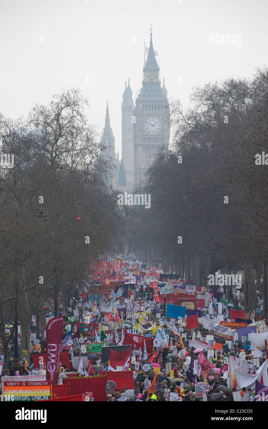 Demonstranten marschieren entlang der Victoria Embankment in Richtung Westminster und dem Trafalgar Square, London, England am 23. März 2011 Stockfoto