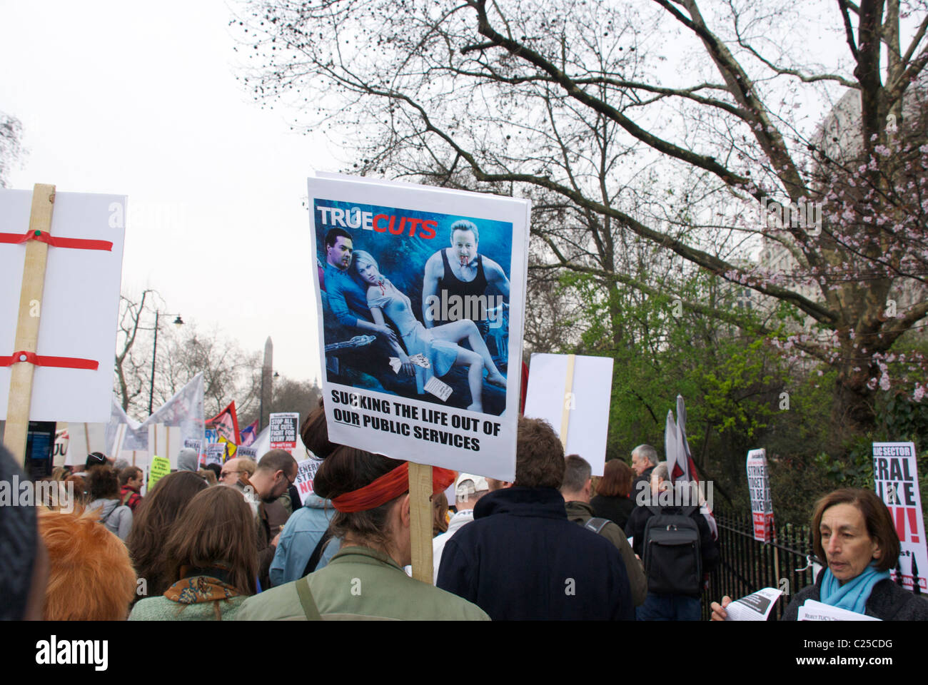 Plakaten übersät den Protest gegen die Regierung Kürzungen am 26. März 2011 Stockfoto