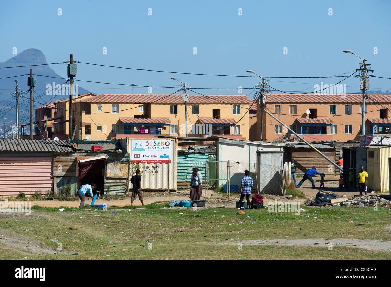 Hütten und Neubauwohnungen entlang Vanguard Drive, Epping, Kapstadt, Südafrika Stockfoto