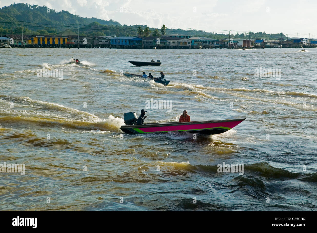 Speed-Boot Wassertaxis Rennen zwischen Kampong Ayer und Bandar Seri Begawan, Hauptstadt von Brunei am Brunei River. Stockfoto