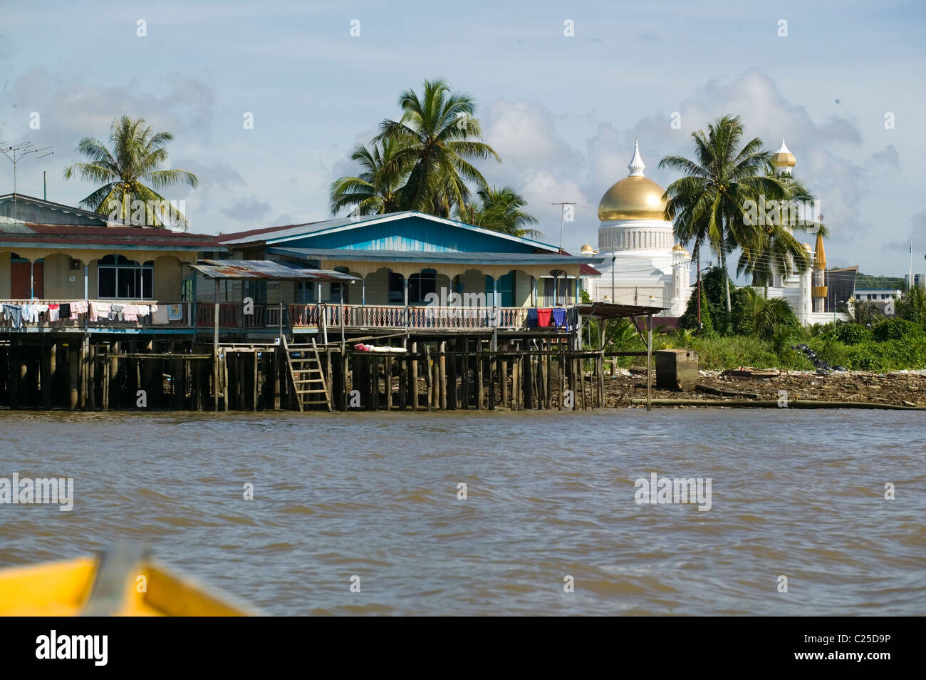 Kampong Ayer Wasserdorf in Bandar Seri Begawan, Negara Brunei Darussalam, mit Sultan Ali Saifuddien Mosque im Hintergrund. Stockfoto