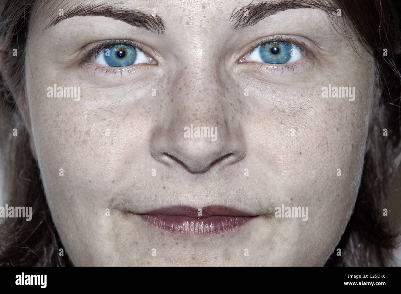 Atemberaubende Augen Naturliche Junge Frau Mit Hohen Mass An Symmetrie In Ihre Gesichtszuge Die Schonheit Definiert Stockfotografie Alamy