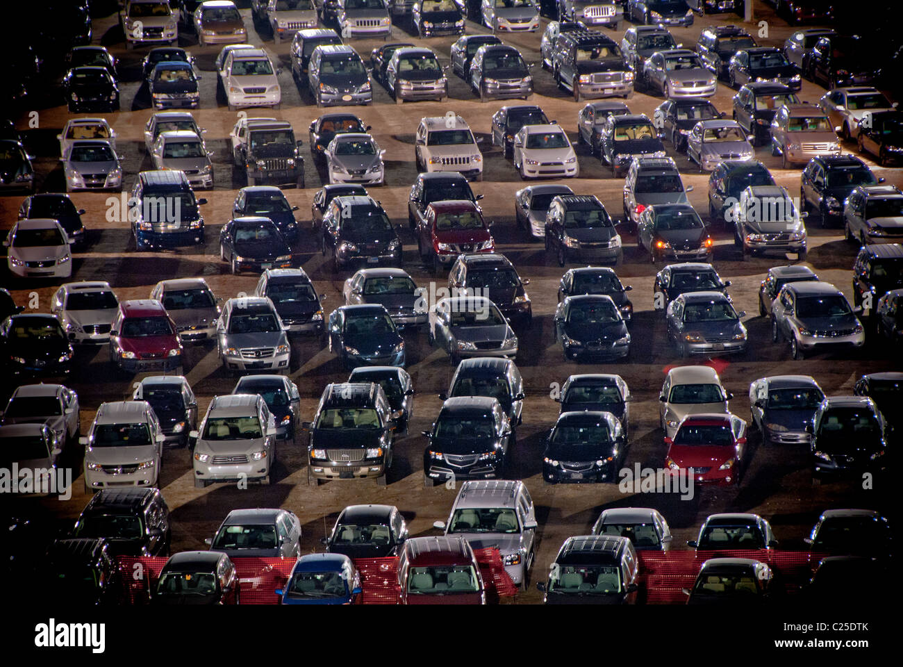 PKW-Parkplatz in der Nacht Stockfoto