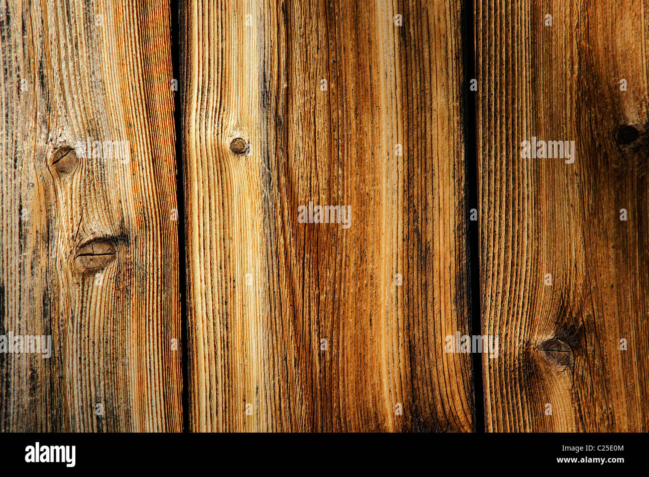 Verwitterte Holzbohle eine alte Hütte, tolle Hintergrund und Textur. Stockfoto