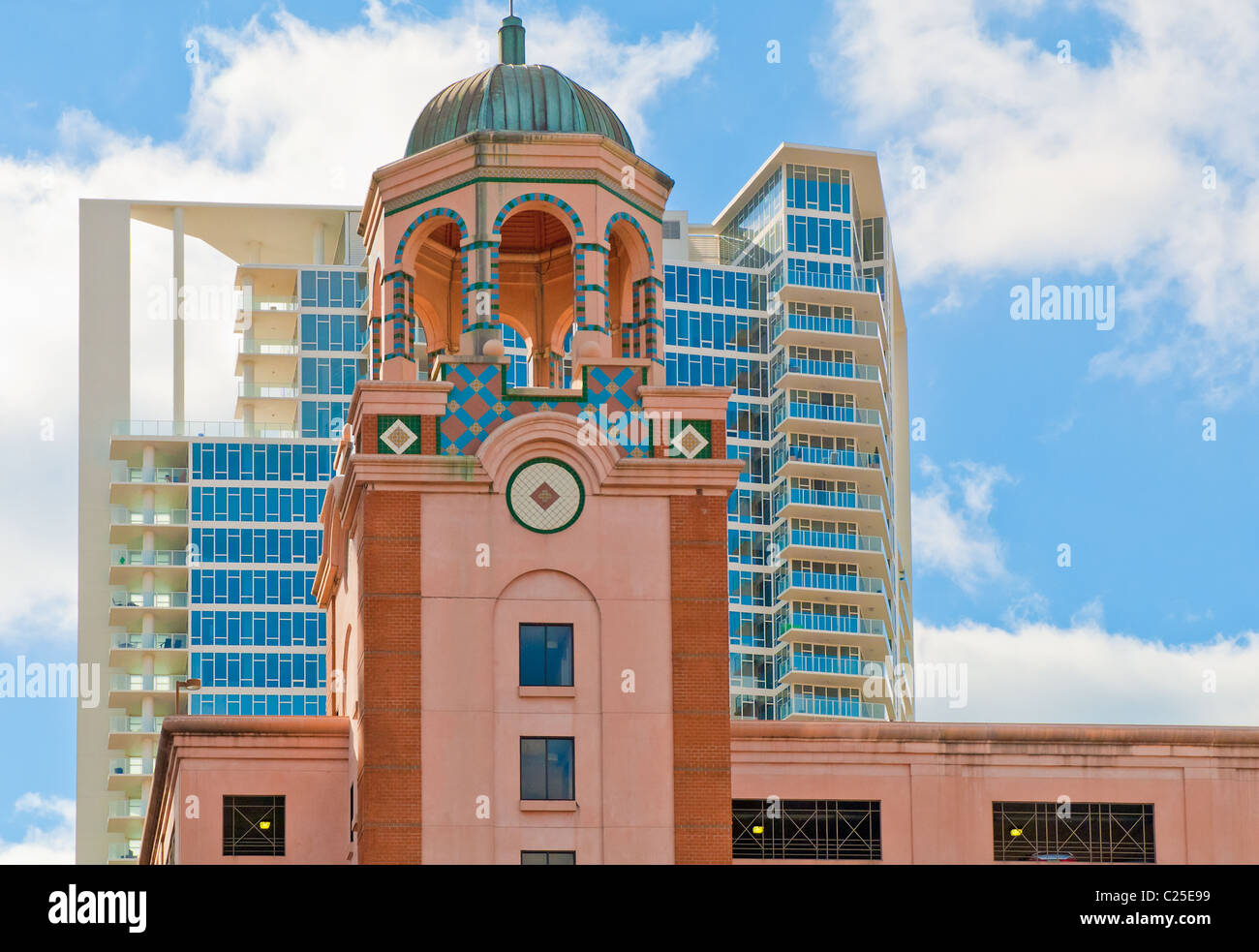 100 Bucht Mittel- und Unterschrift sind zwei architektonisch verschiedenen Gebäuden in der Innenstadt von St. Petersburg, Florida Stockfoto