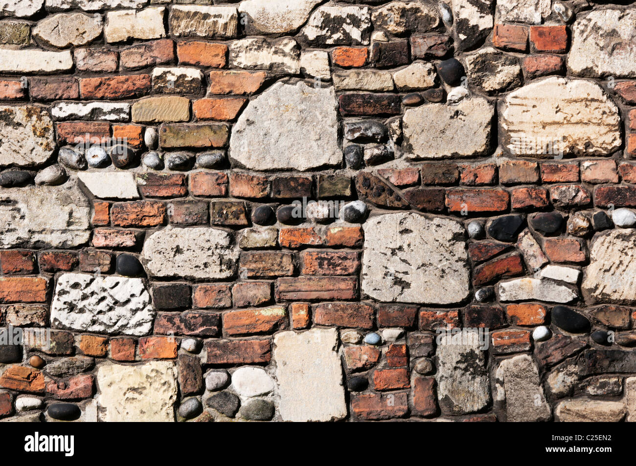 Eine alte Mauer gebaut mit einer Vielzahl von Materialien Stockfoto