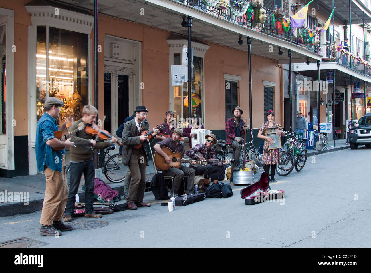 Straßenmusiker spielen auf der Bourbon Street in New Orleans, Louisiana Stockfoto