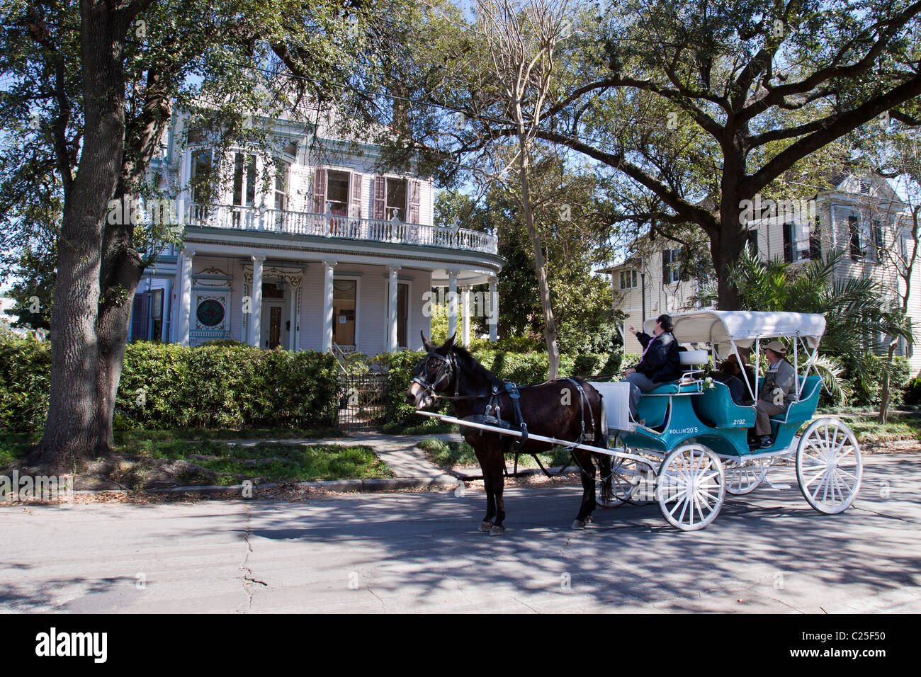 Reiten in Pferd gezeichneten Wagen auf Touristen Führung historische Häuser im Garden District von New Orleans anzeigen Stockfoto