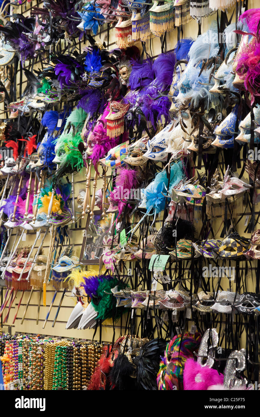 Karneval Masken und Perlen zum Verkauf auf dem Display in einem Geschäft im French Quarter von New Orleans Stockfoto