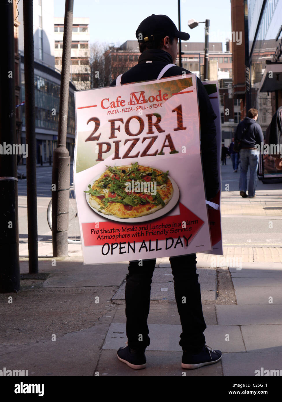 Mann mit Sandwichplatte Werbung 2 für 1 pizza Stockfoto