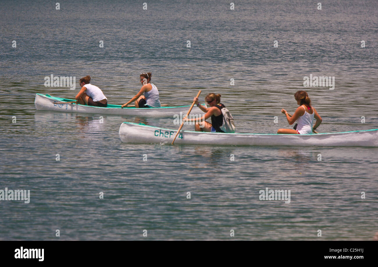 FLORES, GUATEMALA - Frauen Touristen Kanus paddeln am Lago Peten Itza in der Nähe der kolonialen Dorf Flores. Stockfoto