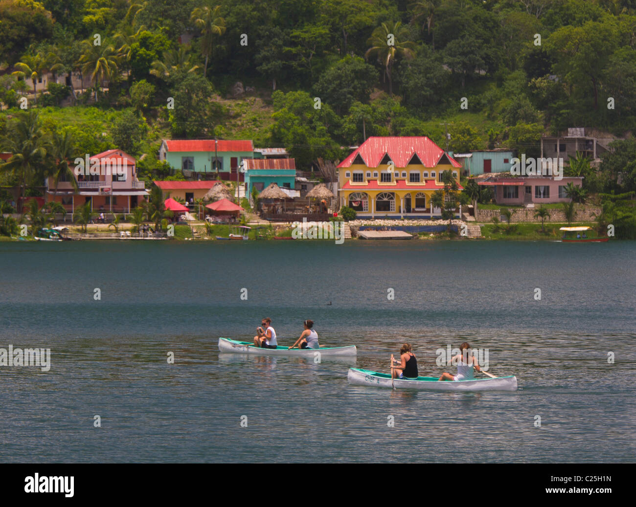 FLORES, GUATEMALA - Frauen Touristen Kanus paddeln am Lago Peten Itza in der Nähe der kolonialen Dorf Flores. Stockfoto