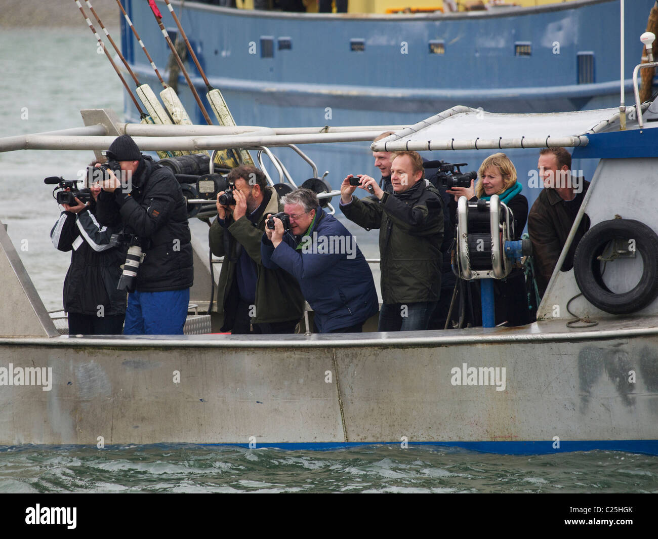 kleines Boot mit Presse-Fotografen bei einer Veranstaltung. (Fang der ersten Oosterschelde Hummer der Saison) Stockfoto