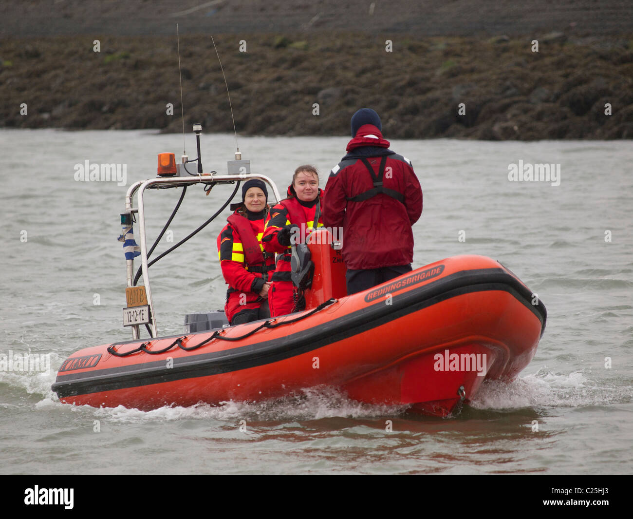 Frauen in einem typisch männlichen Beruf Offshore-Retter in diesem Fall. Stockfoto