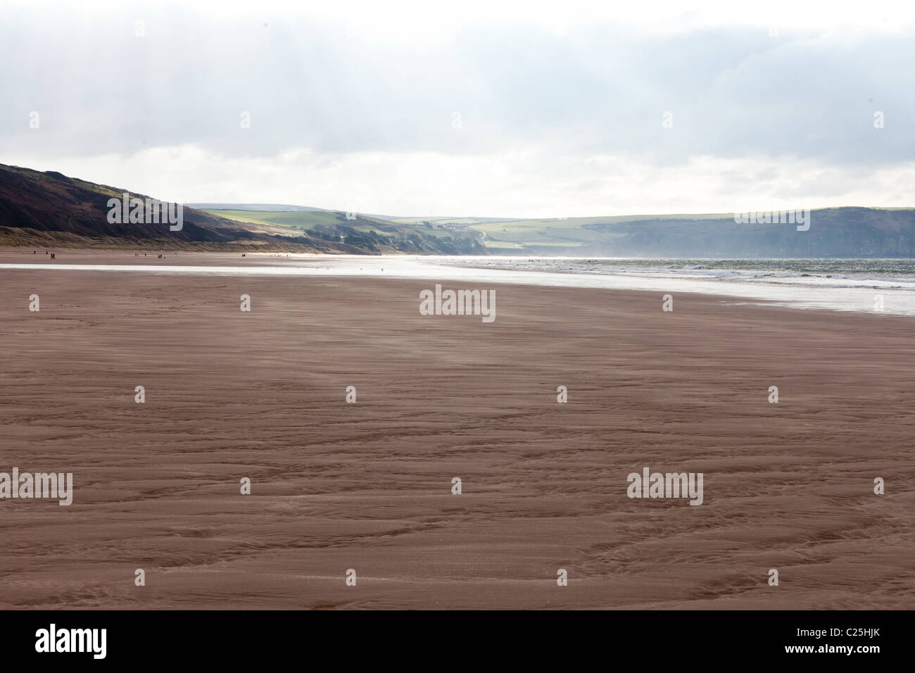 fast leer englischen Strand im Frühjahr Stockfoto