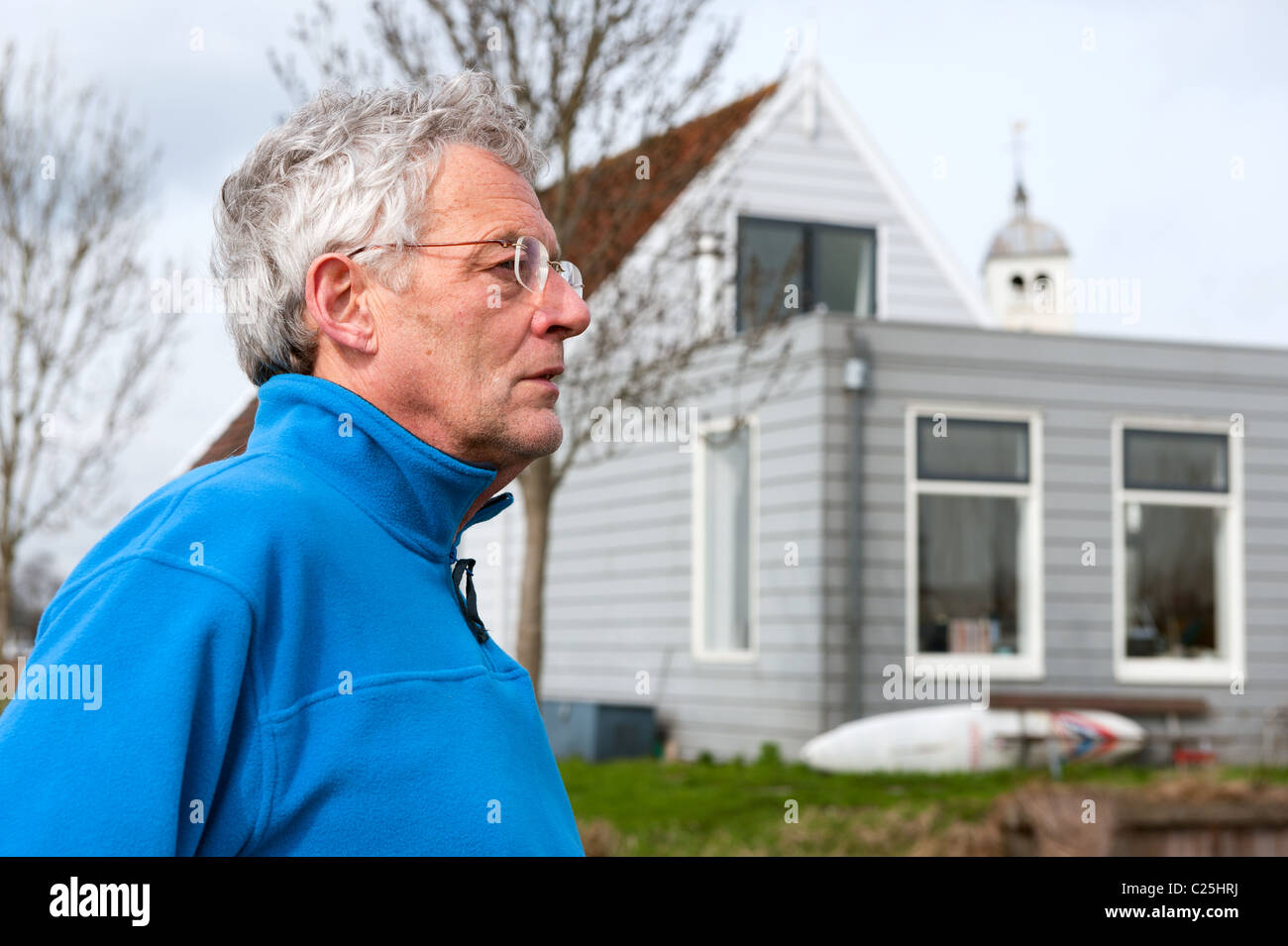 älteren holländischen Mann mit typischen Haus im Hintergrund Stockfoto