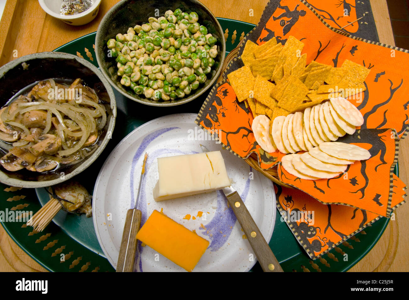 Array mit Champignons und Zwiebeln heißen Erbsen-Cracker und Käse Hors d ' oeuvres auf einen Snack-Fach.  St Paul Minnesota MN USA Stockfoto