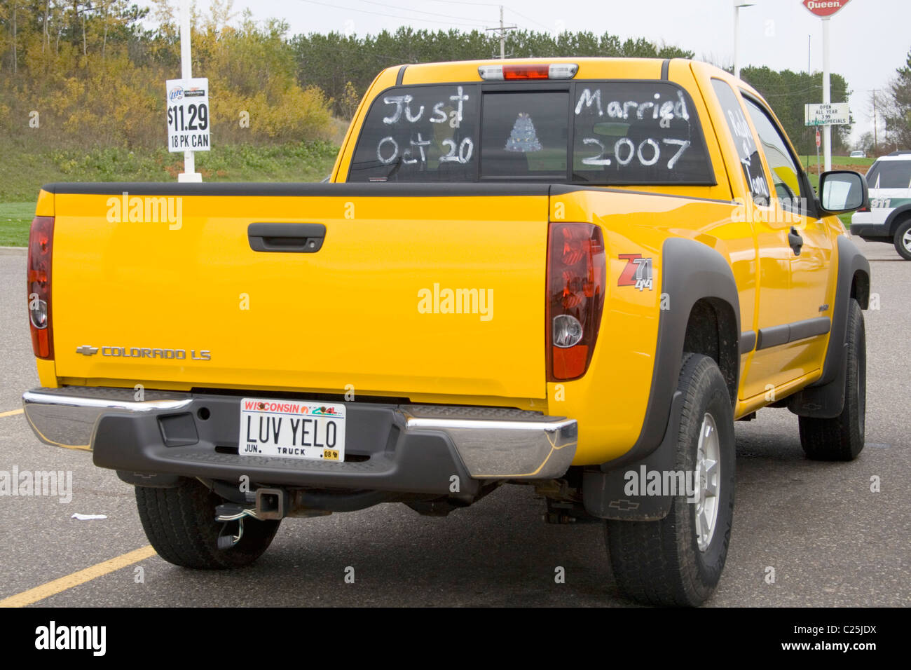 Just Married bedruckt in Heckscheibe gelbe Pickup-Trucks mit Luv Yelo Wisconsin Platten. Baldwin Wisconsin WI USA Stockfoto