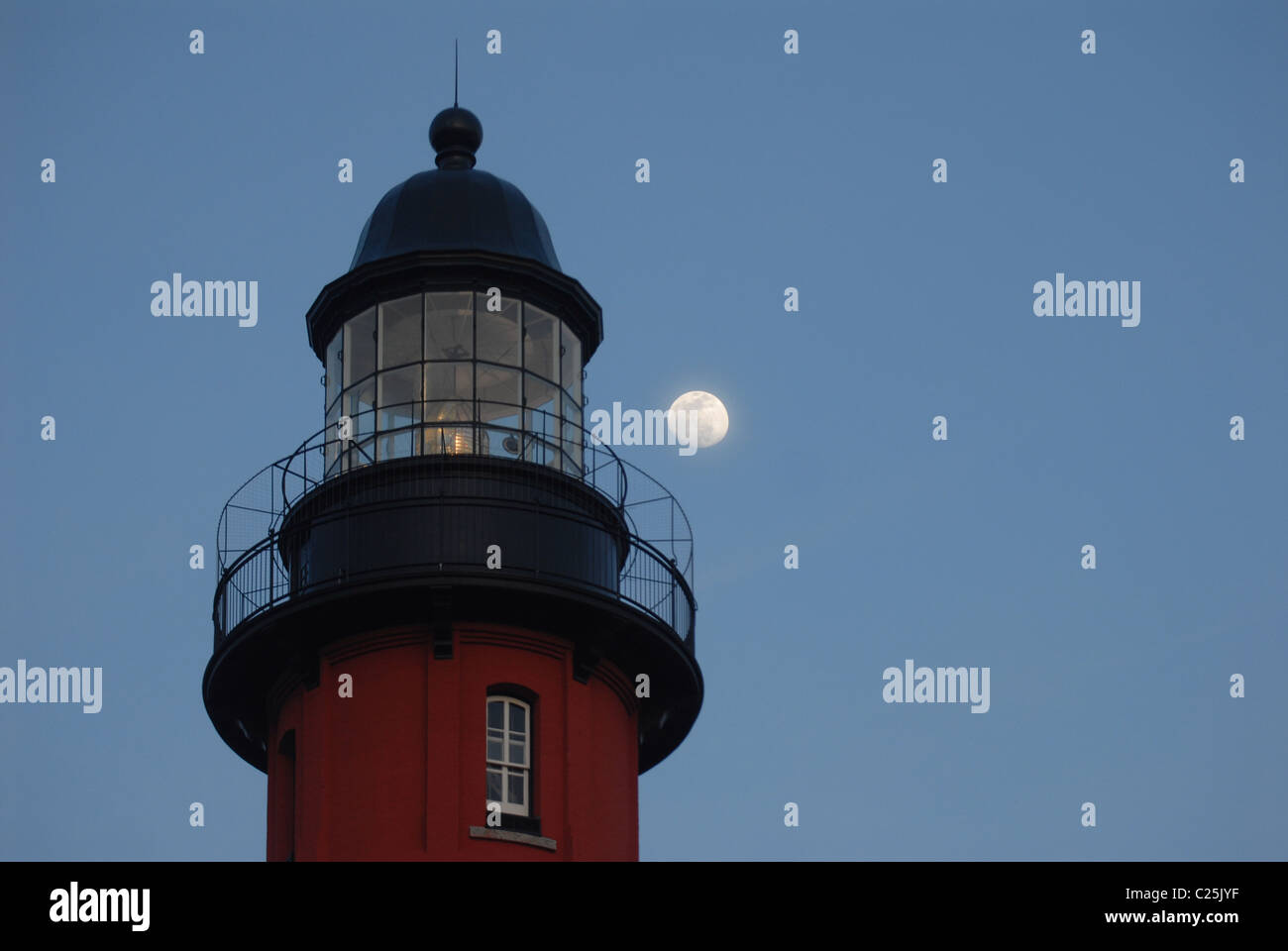 Ein Mondaufgang hinter einem Leuchtturm Ponce Inlet, Florida, USA. Stockfoto