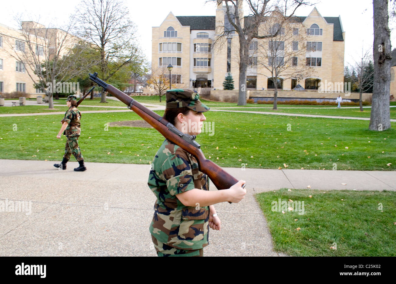 Armee AFROTC Soldaten Studentinnen an St. Thomas University 24 Stunden POW/MIA Vigil. St Paul Minnesota MN USA Stockfoto