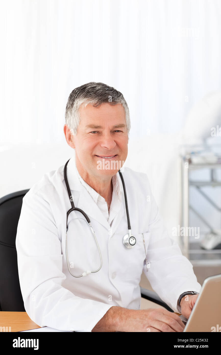 Ein leitender Arzt in seinem Büro Stockfoto