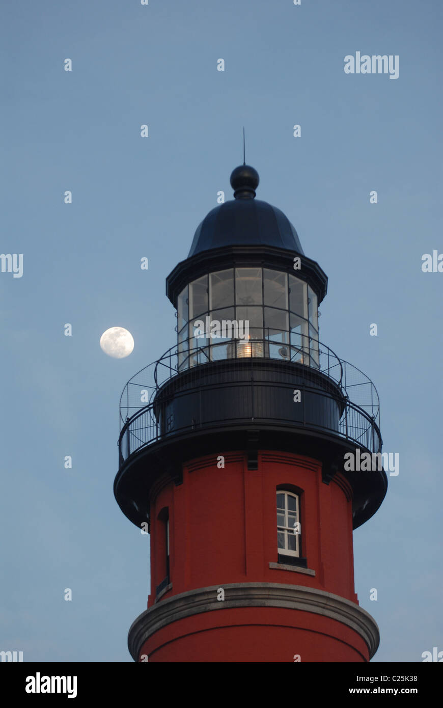 Ein Mondaufgang hinter einem Leuchtturm Ponce Inlet, Florida, USA Stockfoto