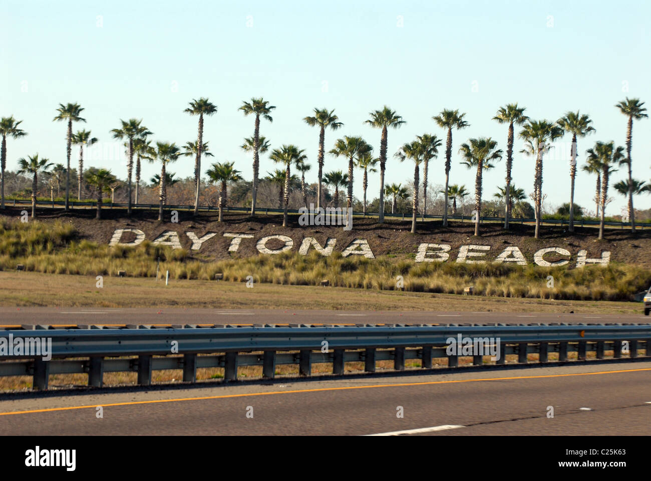 Ein Schild begrüßt Menschen nach Daytona Beach. Stockfoto