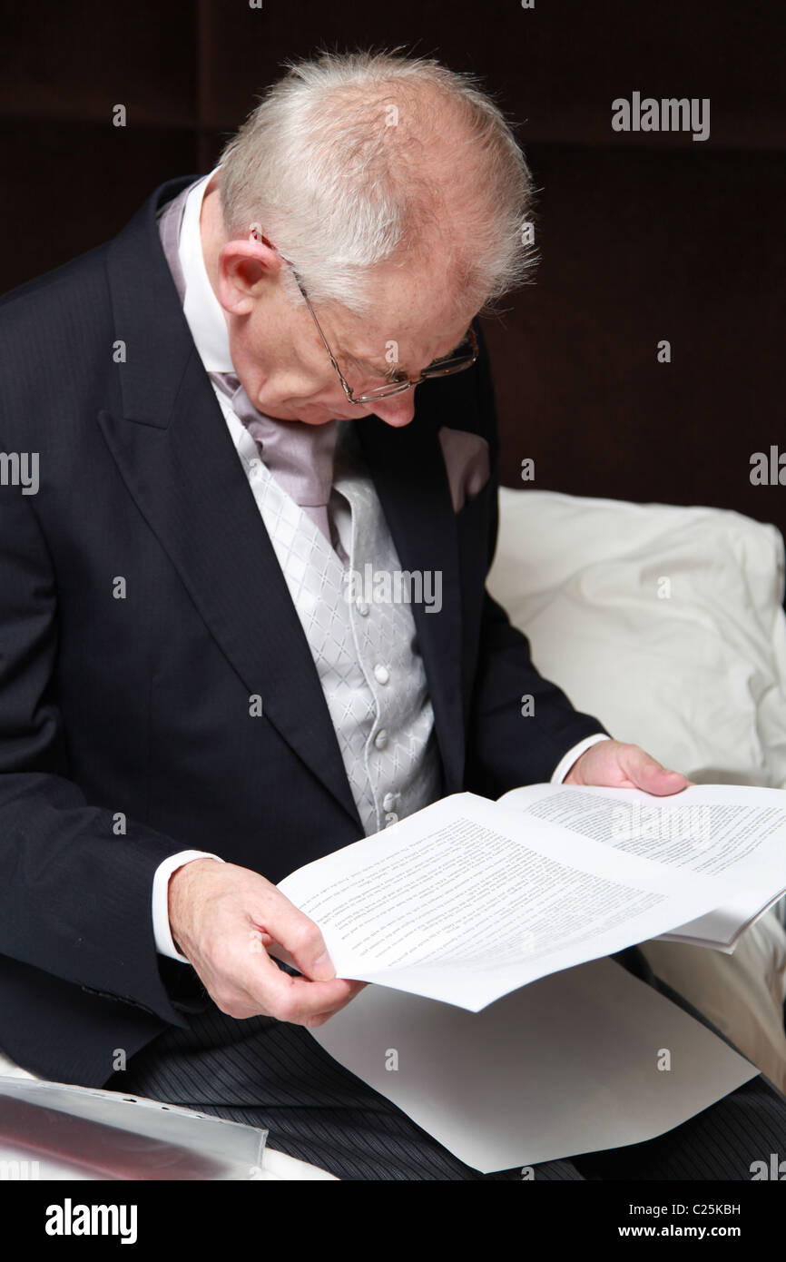 Vater der Braut seine Rede zu lesen. Stockfoto