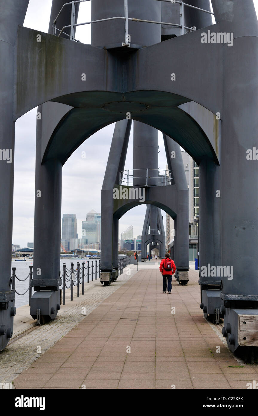 Nicht mehr gebrauchte Ladung Kräne am Kai des Royal Victoria Docks, London Stockfoto