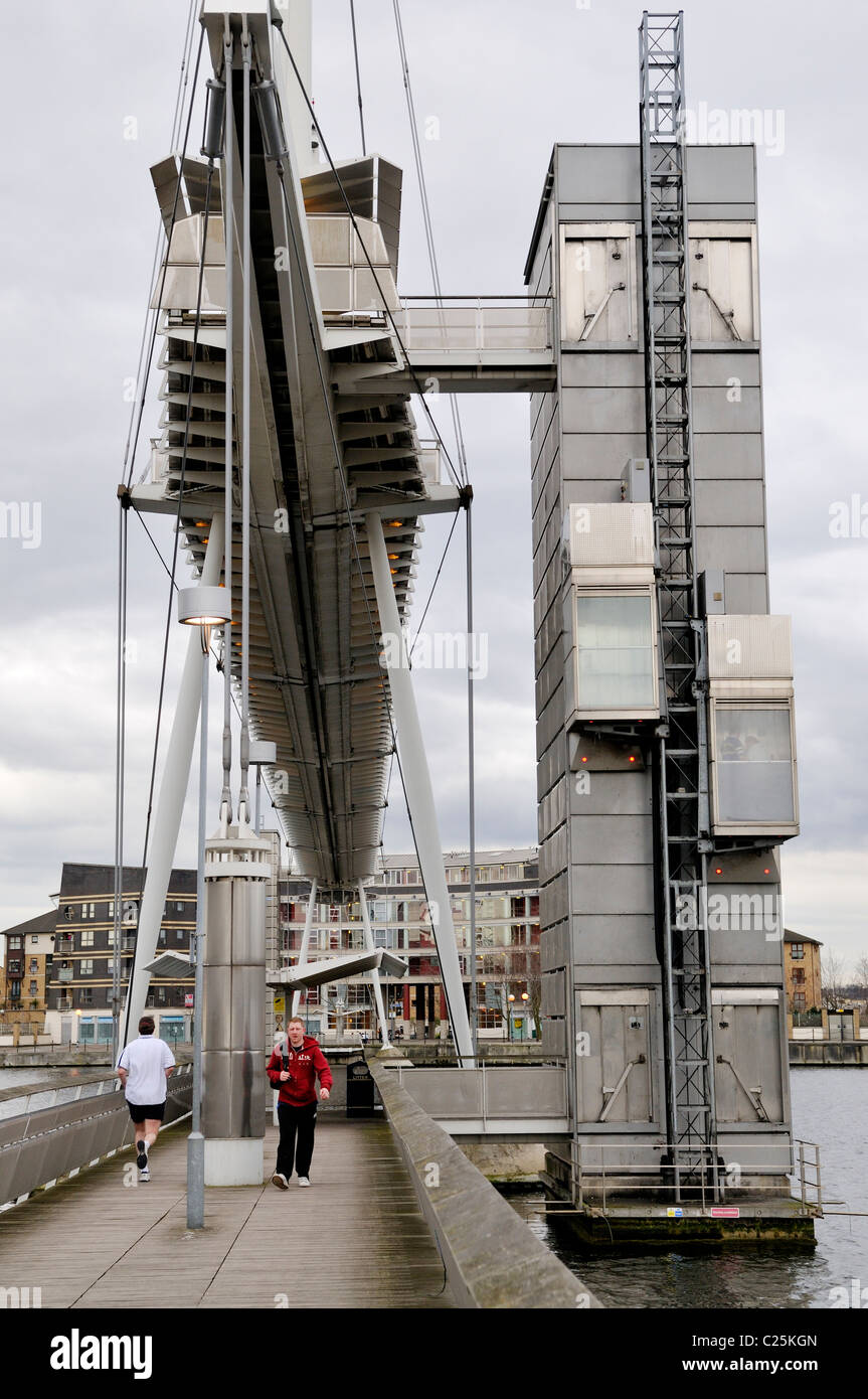 Fußgängerbrücke von ExCel Exhibition Centre über die Royal Victoria Docks, London Stockfoto