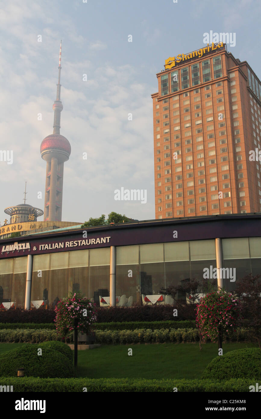 Stadtbild Ansicht aus dem Osten Bund. Pudong, Shanghai, China. Lavazza Kaffee und ein italienisches Restaurant. Stockfoto