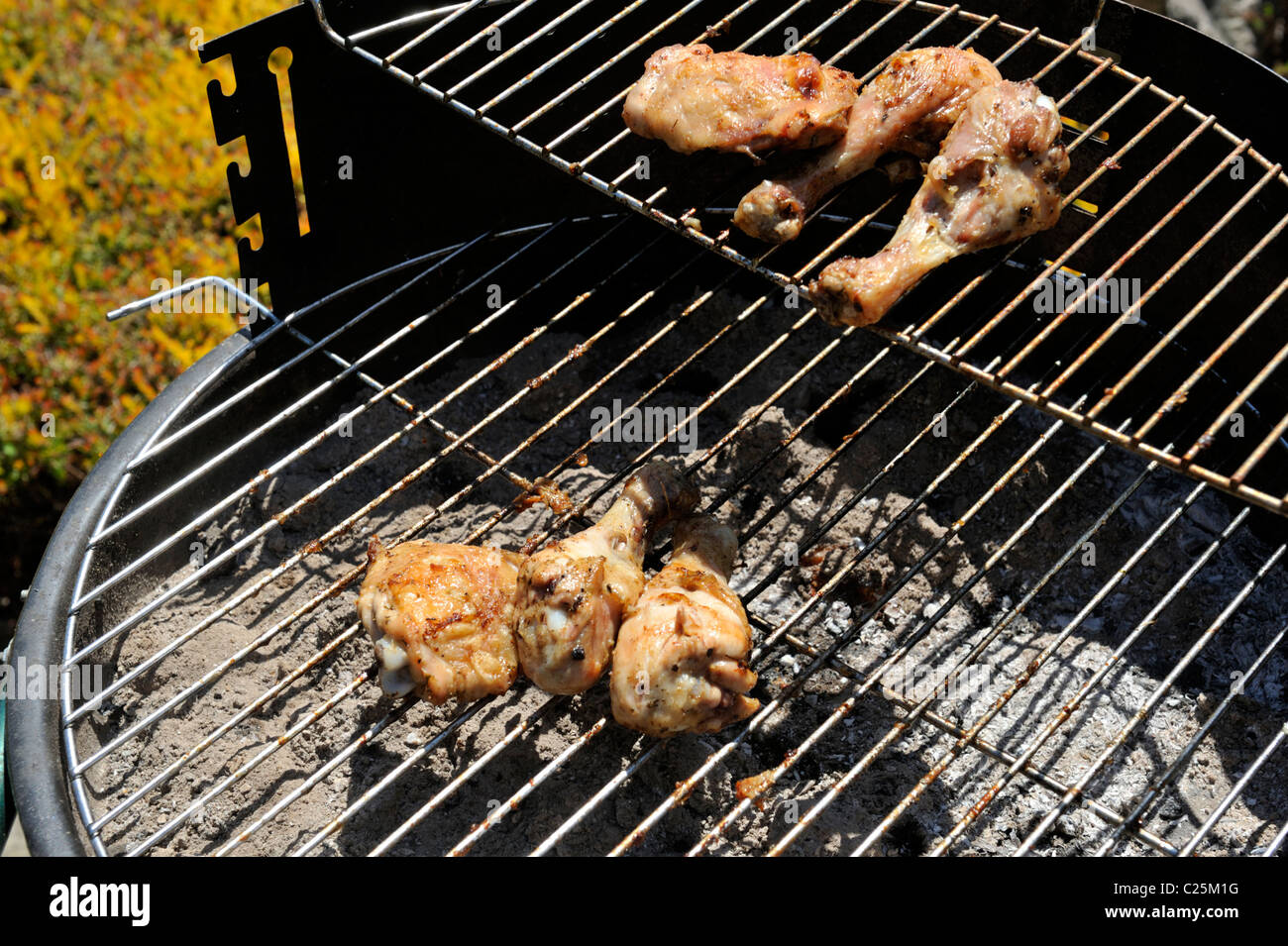 Fleischstücke am Grill kochen Stockfoto