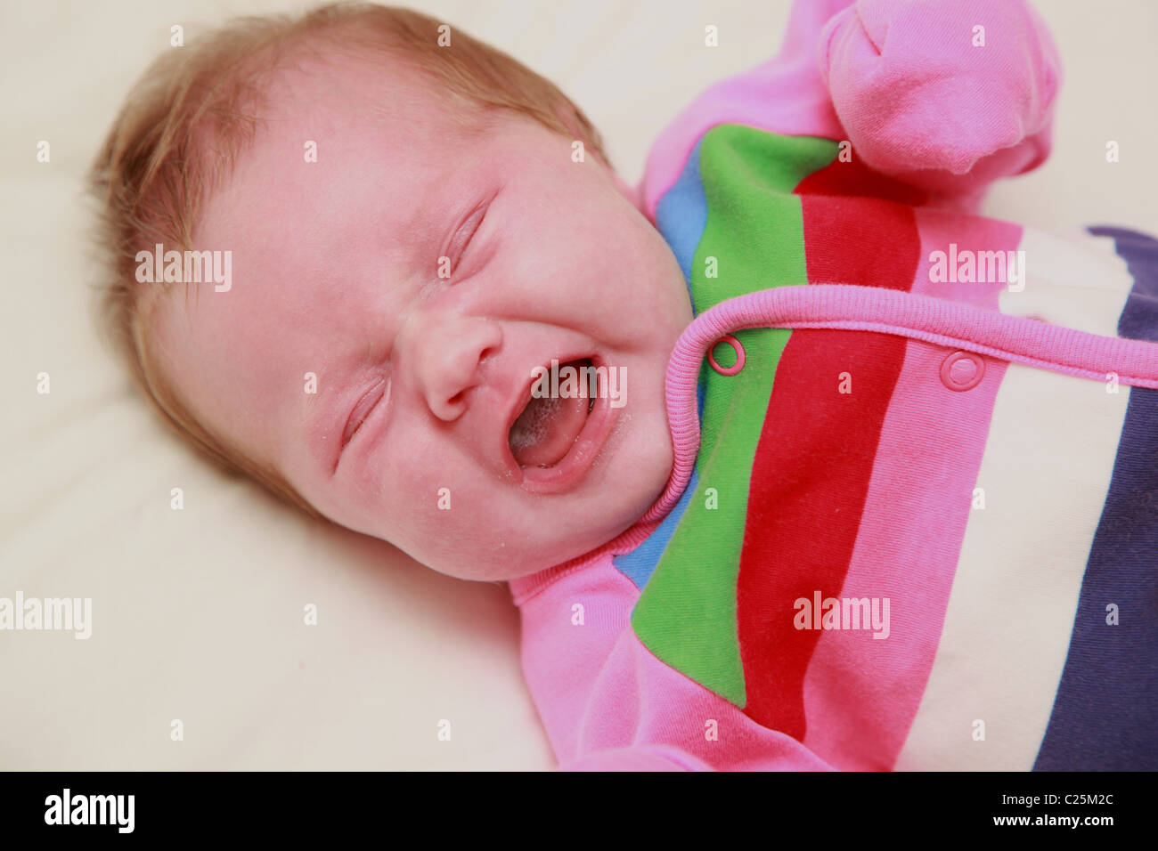 Neugeborenes Babymädchen weint Stockfoto