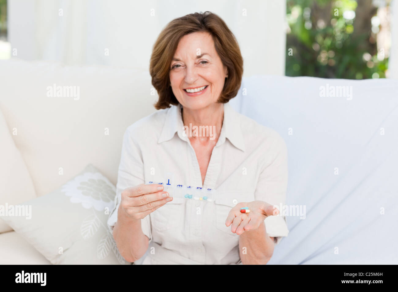 Nette Reife Frau mit Pillen Stockfoto