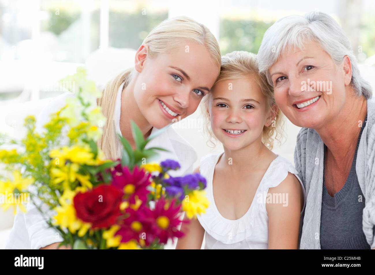 Strahlende Familie mit Blumen Stockfoto
