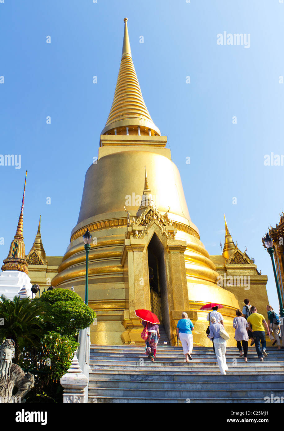 Touristen, die den großen Palast und den Tempel des Smaragd-Buddha in Bangkok, Thailand Stockfoto