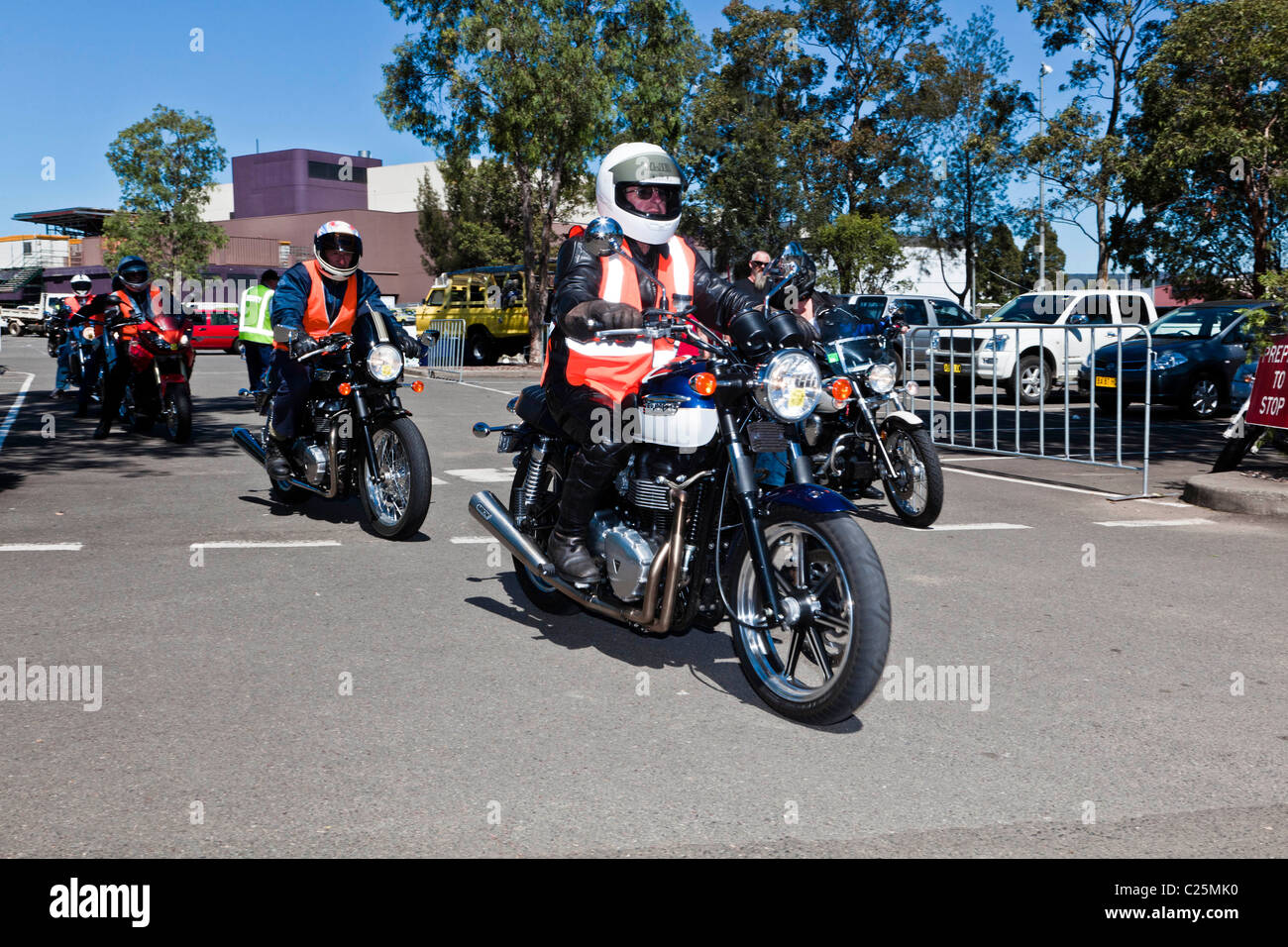 Eine Gruppe von Motorradfahrern mit reflektierenden Jacken Stockfoto