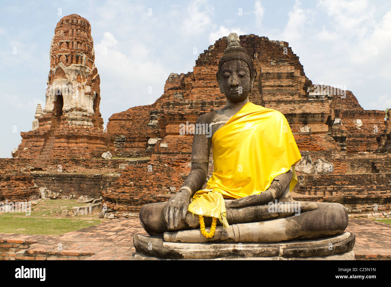 Sitzende Buddha-Statue im Wat Ratchaburana oder Wat Ratburana im Ayutthaya historischen Park, Thailand Stockfoto