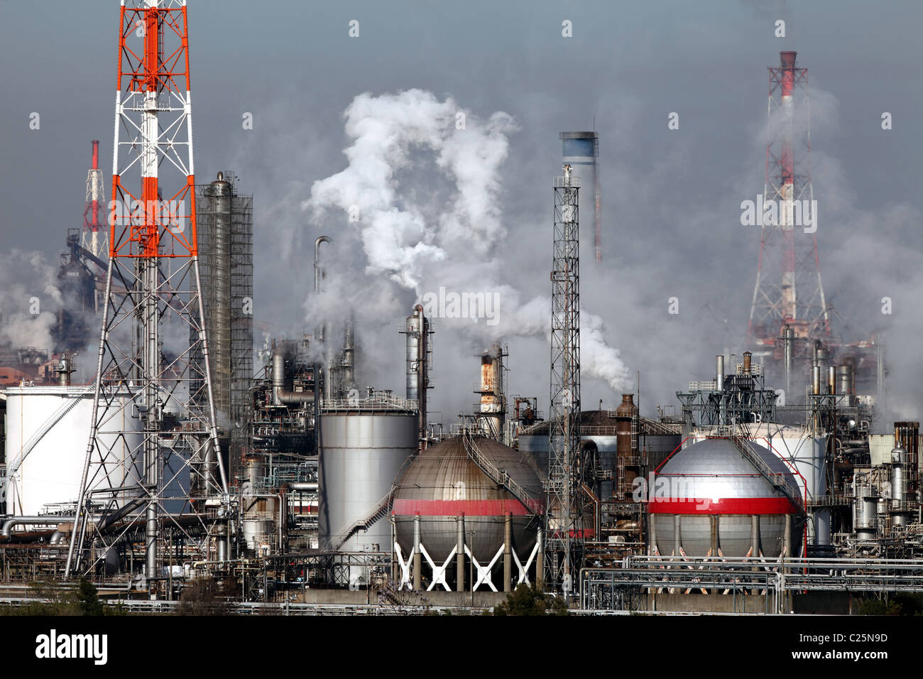 Industrieanlage mit Rauchen Stacks, Industriegebiet Stockfoto