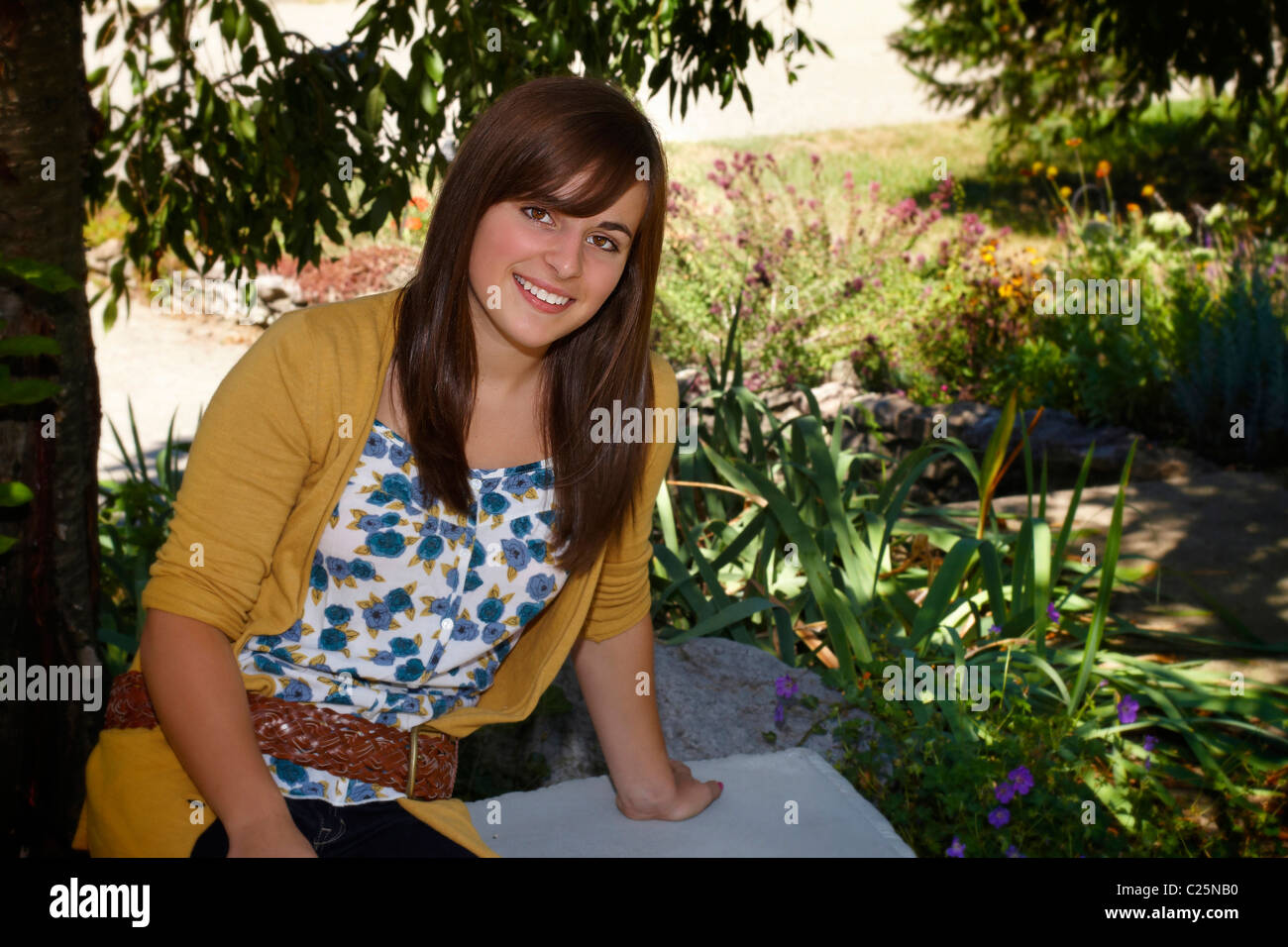 Junge Teenager-Mädchen 17 18 mit braunen Haaren Stockfoto