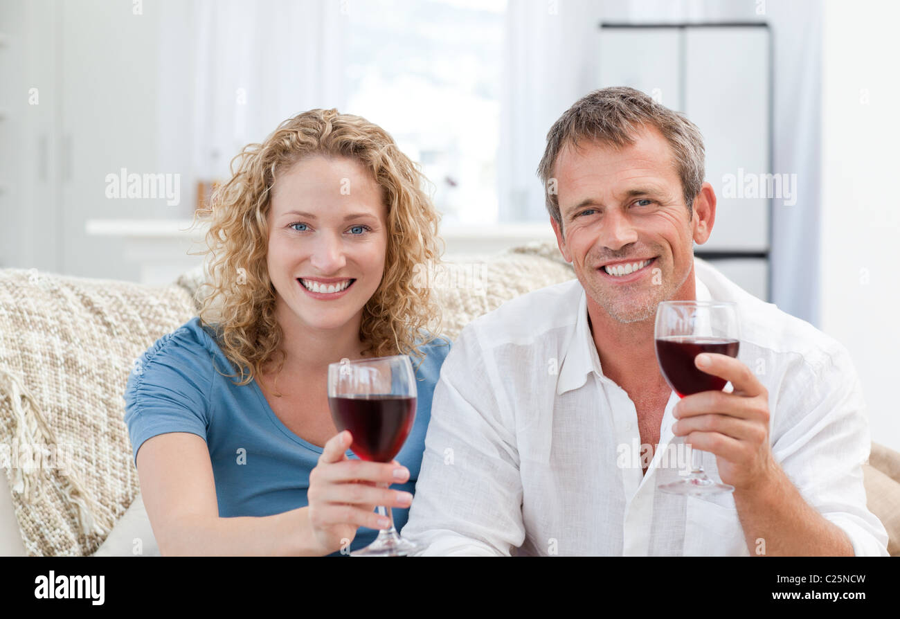 Paar, trinken Rotwein im Wohnzimmer Stockfoto