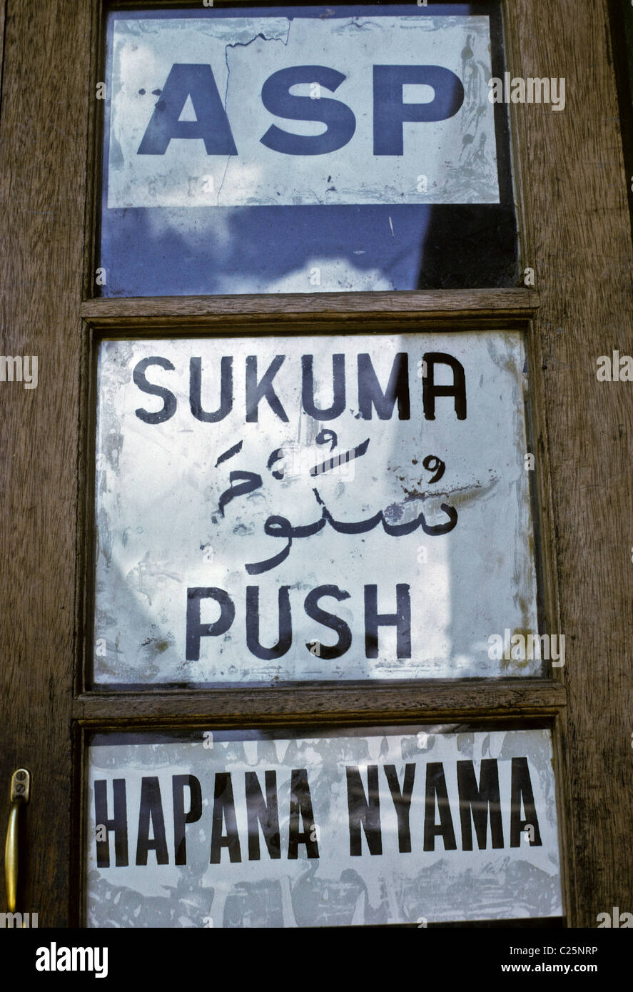 Sansibar, Tansania. Swahili ("Sukuma") in arabischer Schrift, Eintritt in Stone Town Darajani Fleischmarkt, 1970. Stockfoto