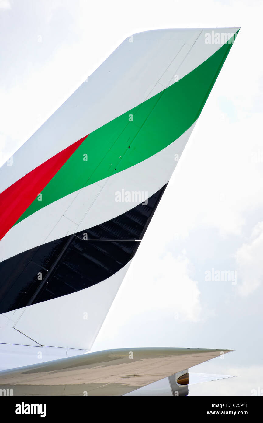 Schwanzflosse eines Emirates-Flugzeugs mit logo Stockfoto