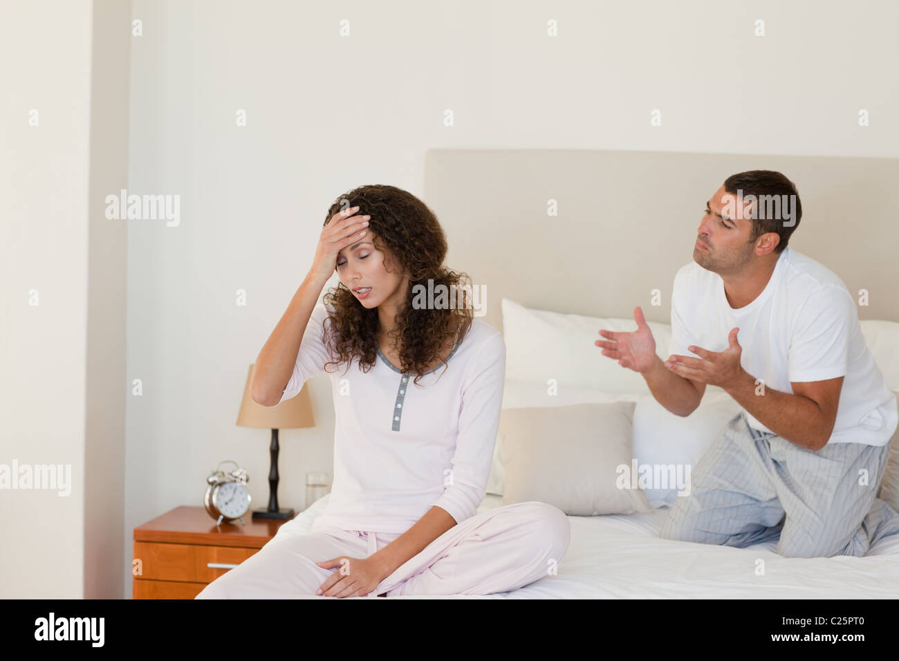 Junges Paar mit einem Streit auf dem Bett Stockfoto