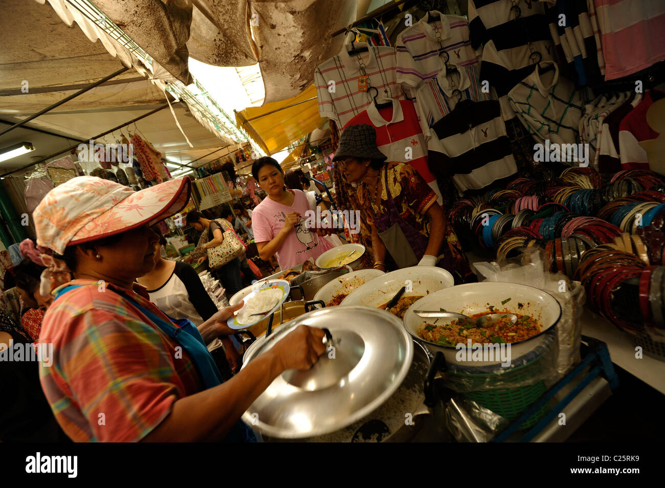Vielzahl von Thai Street Food zu verkaufen, in einem versteckten Markt in Chinatown, Bangkok, thailand Stockfoto
